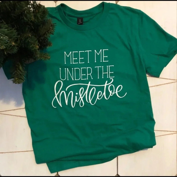 Christmas T-Shirt VARIOUS SIZES Green S/S Holiday Festive Mistletoe Party - Picture 1 of 2